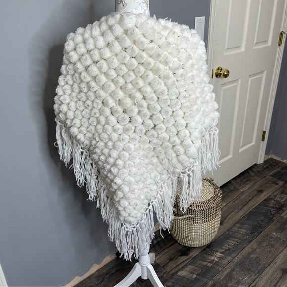Vintage Womens Pom Pom Shawl Cape White Silver Accent Woven Sweater - Picture 2 of 3